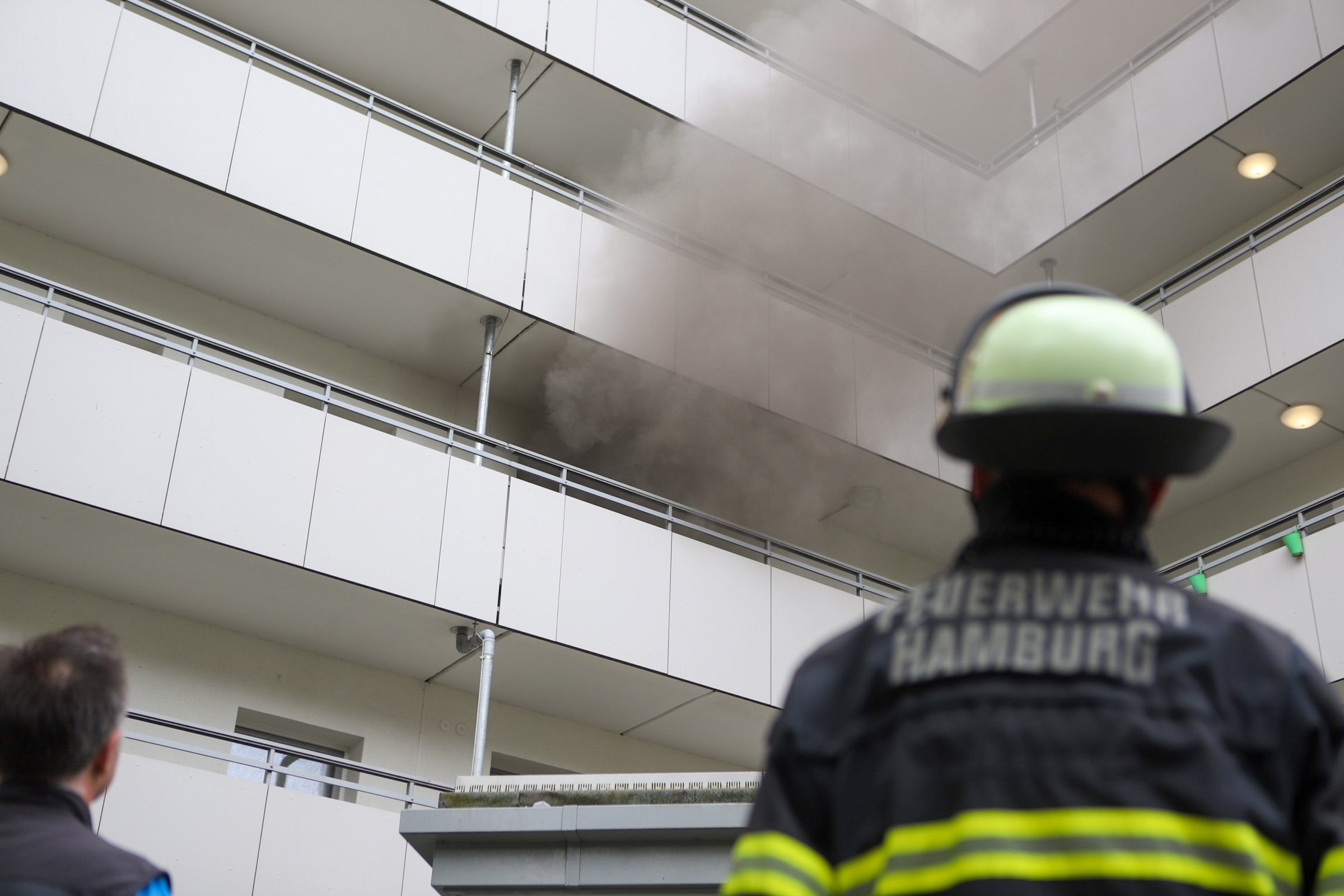 Brand in einem Haus an der Scheplerstraße: Das Gebäude war bis in die vierte Etage verqualmt.