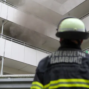Brand in einem Haus an der Scheplerstraße: Das Gebäude war bis in die vierte Etage verqualmt.