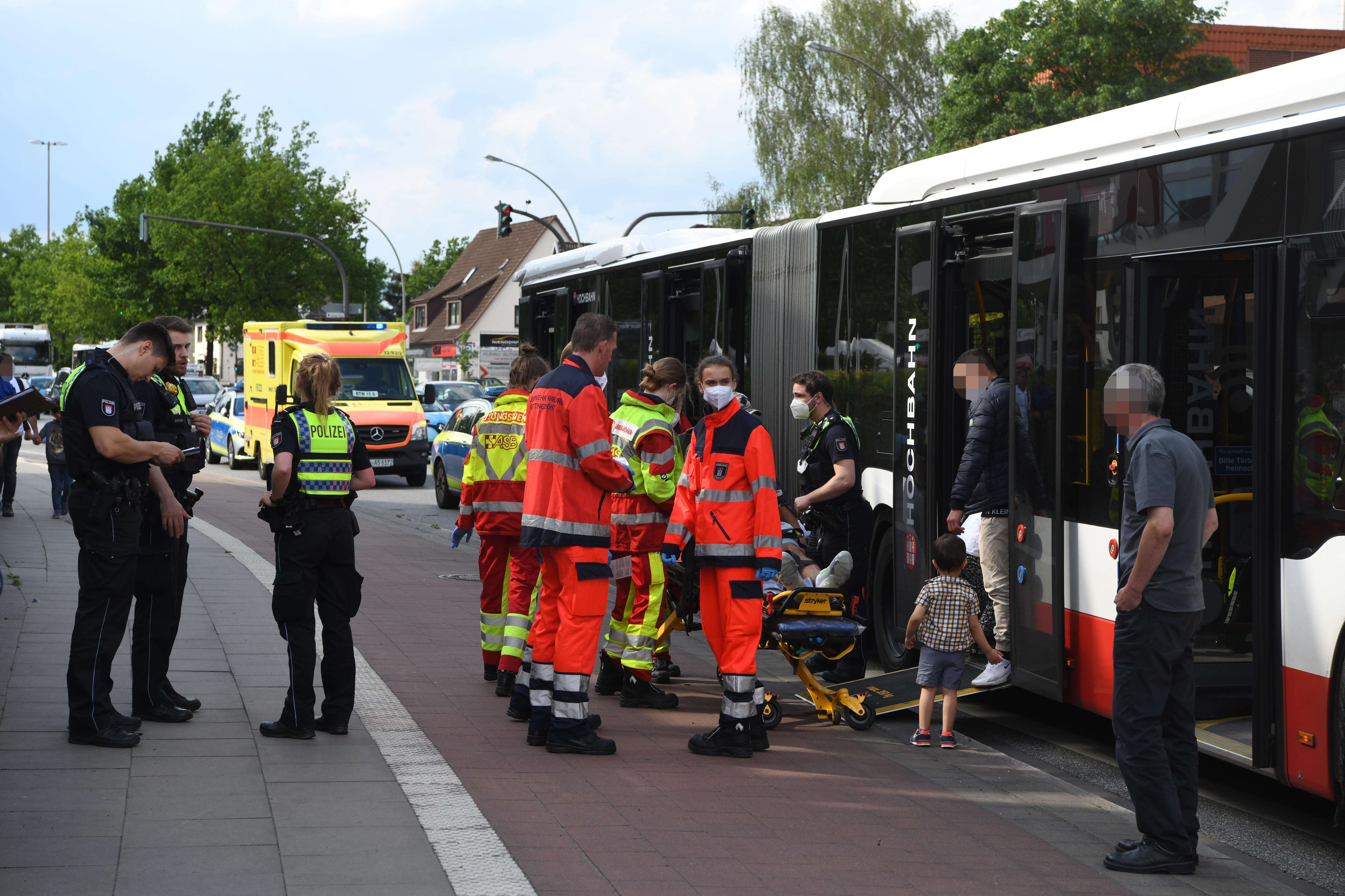 Weil ein Bus scharf bremsen musste, wurden in Niendorf drei Insassen verletzt.