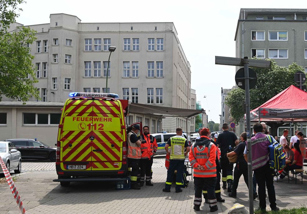 Sanitäter und ein Notfallseelsorger bereiten sich auf die Versorgung von Betroffenen der Schießerei am Lloyd-Gymnasium vor.