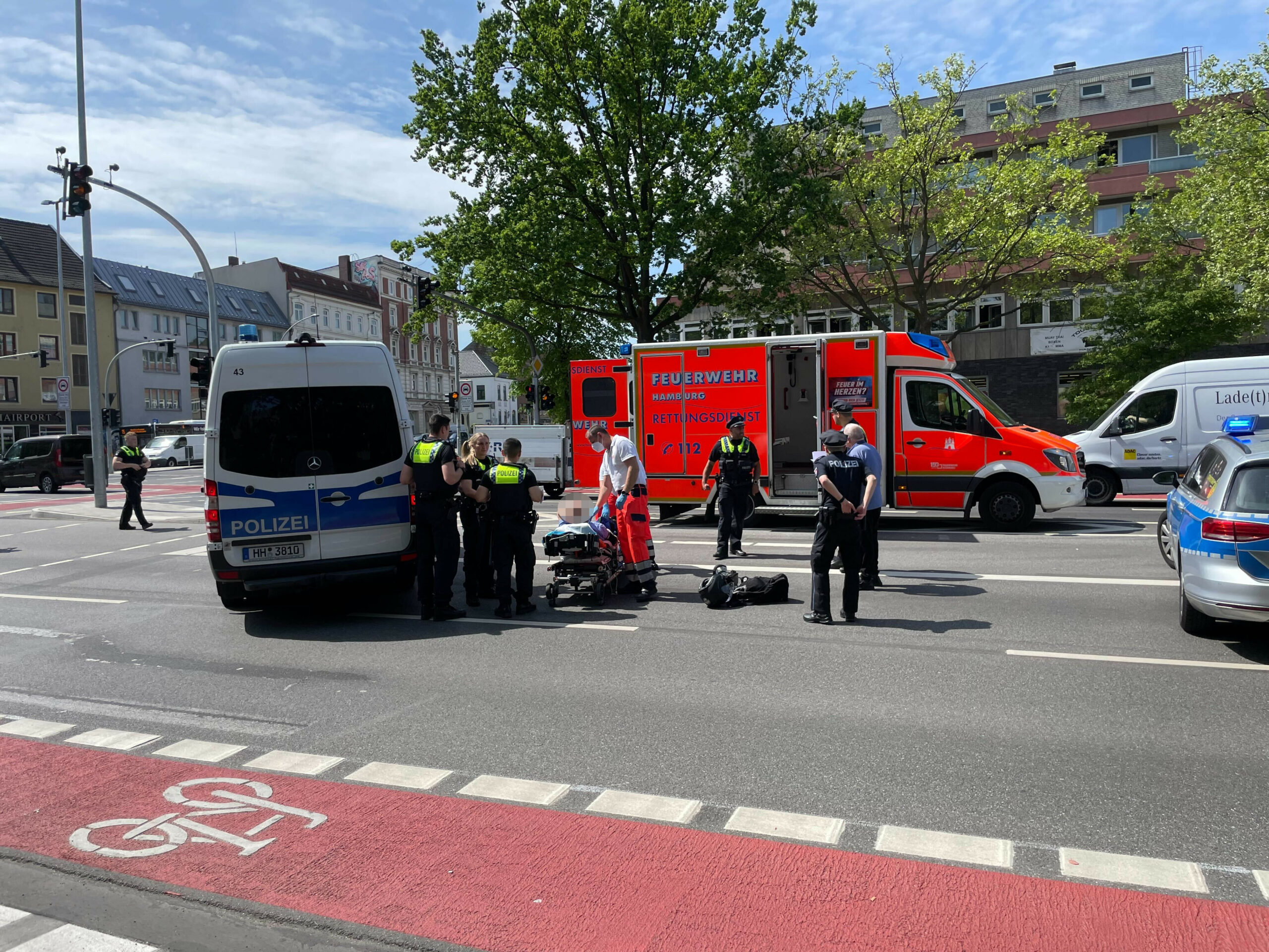 Polizei- und Feuerwehrkräfte am Einsatzort in Hamburg-Altona.