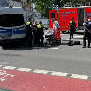 Polizei- und Feuerwehrkräfte am Einsatzort in Hamburg-Altona.