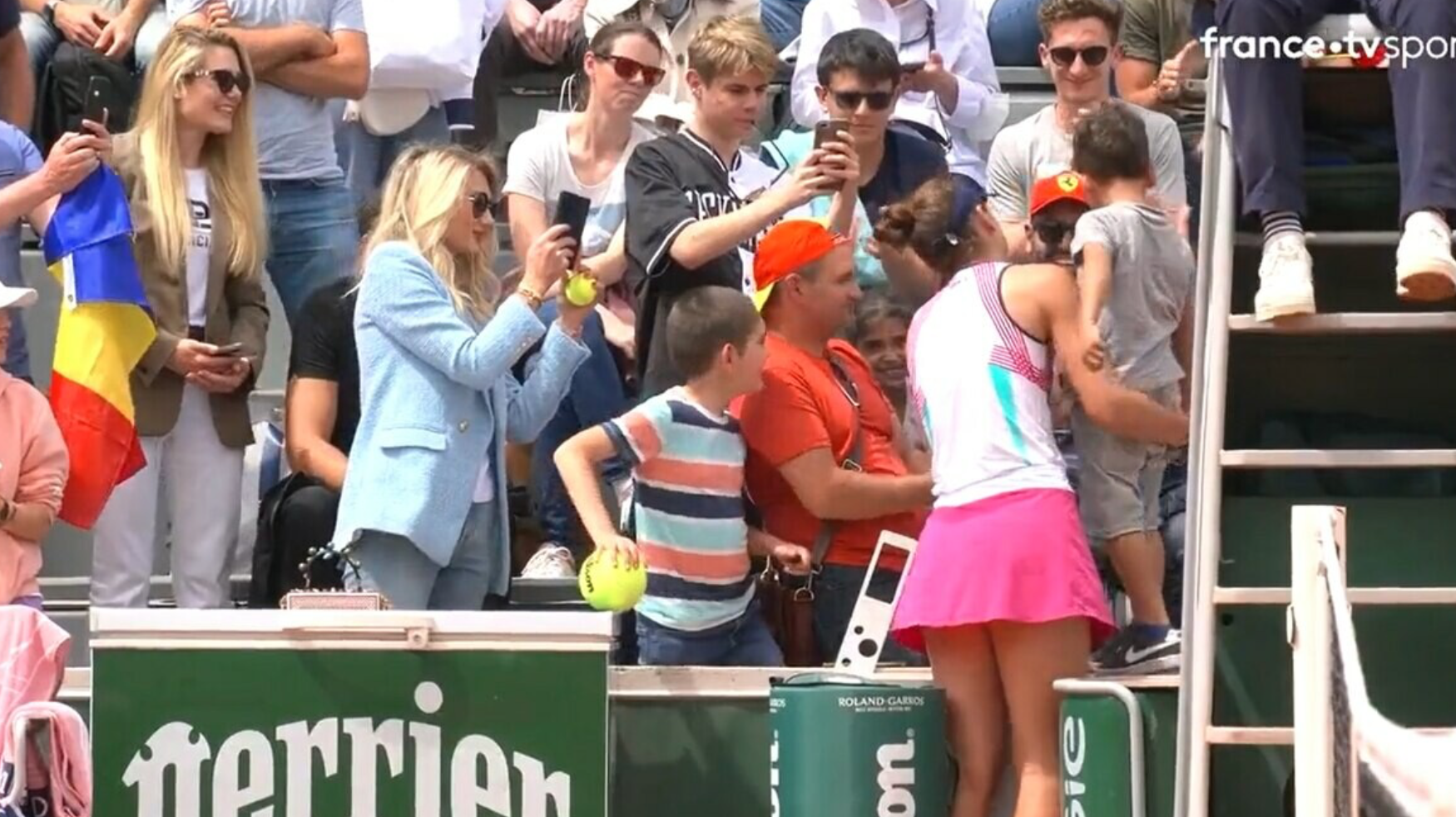 Die rumänische Tennisspielerin Irina-Camelia Begu entschuldigt sich bei dem Kind, welches sie durch ihren Schlägerwurf zum weinen gebracht hat