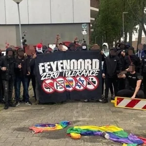 Die RJK-Hooligans zeigen keinerlei Toleranz gegenüber Minderheiten und posieren mit Hitlergruß
