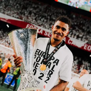 Ansgar Knauff mit der Europa-League-Trophäe