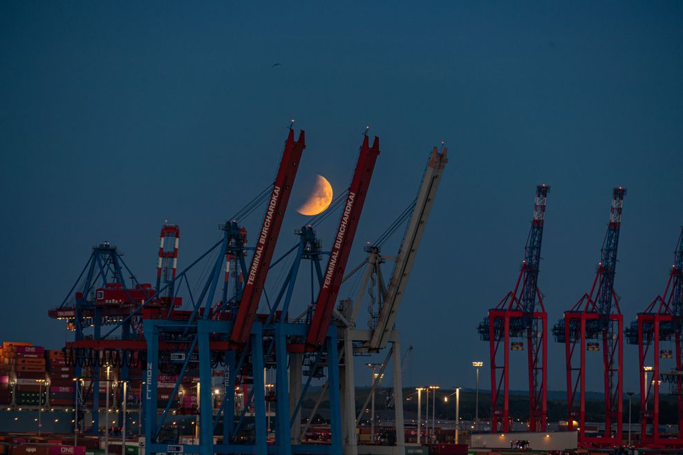 Der Mond über den Hafenkränen: Bei einem sogenannten Blutmond erscheint der Mond rötlich.