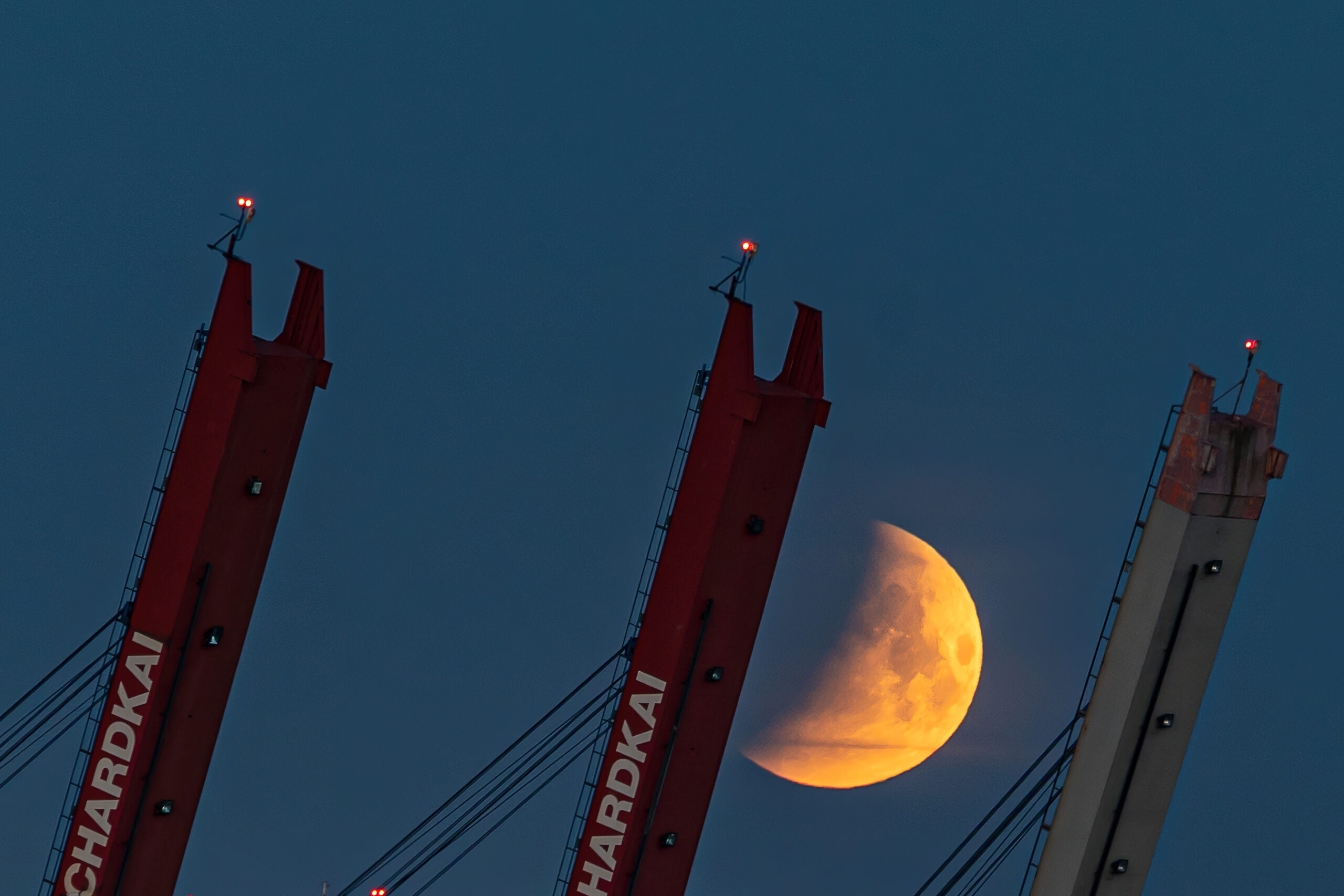 Blutmond über Hamburg: Gegen 5 Uhr morgens war der Mond zum Teil vom Schatten der Erde verdeckt.
