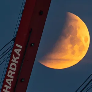 Blutmond über Hamburg: Gegen 5 Uhr morgens war der Mond zum Teil vom Schatten der Erde verdeckt.