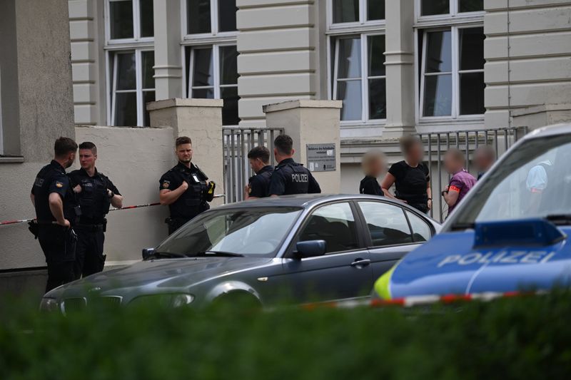 Polizisten sichern das Lloyd-Gymnasium in Bremerhaven, in dem am Donnerstag geschossen wurde.