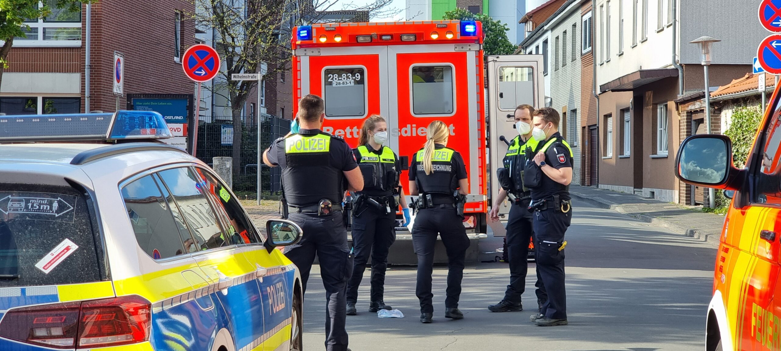 Polizisten am abgesperrten Tatort in Burgdorf bei Hannover. Hier wurde eine 35-Jährige erstochen.