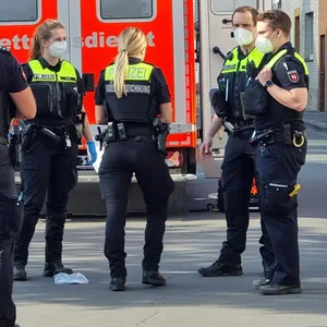 Polizisten am abgesperrten Tatort in Burgdorf bei Hannover. Hier wurde eine 35-Jährige erstochen.