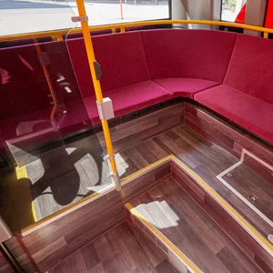 Die neue Eckbank im Bus soll für mehr Komfort sorgen.