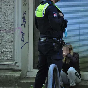Polizisten bei dem Opfer der Beißattacke. Später wurde die Frau ins Krankenhaus gebracht.
