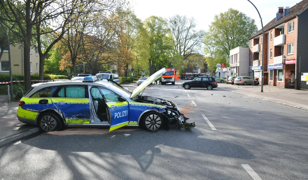 Bei dem Unfall in Hamburg-Eidelstedt wurden zwei Polizisten verletzt.
