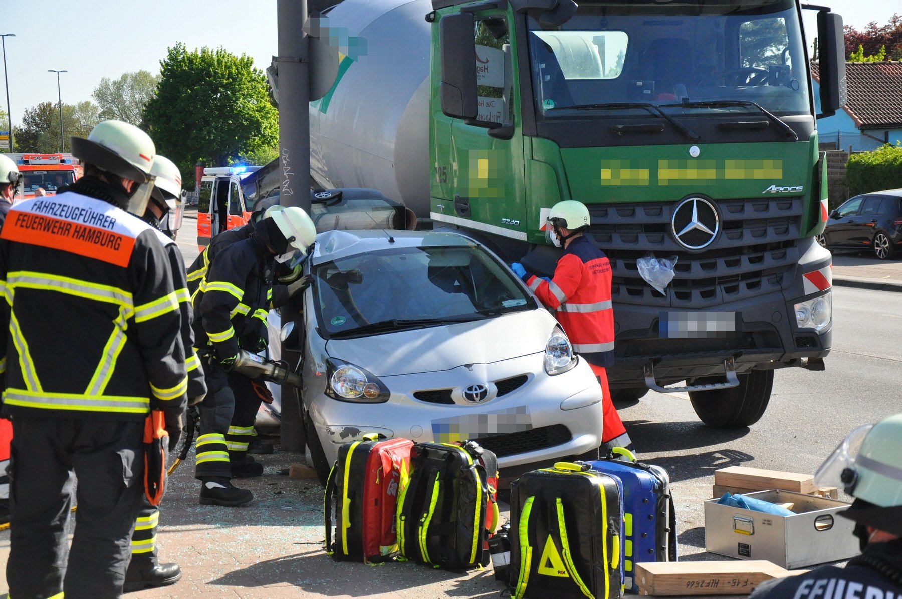 Rettungskräfte an der Unfallstelle in der Schnackenburgallee.