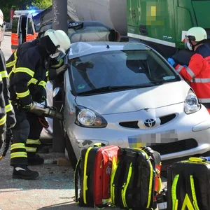 Rettungskräfte an der Unfallstelle in der Schnackenburgallee.