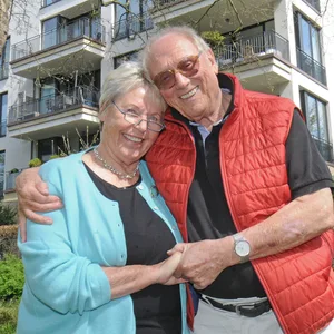Die Meyer-Verheyens vor ihrer Wohnung in Uhlenhorst.