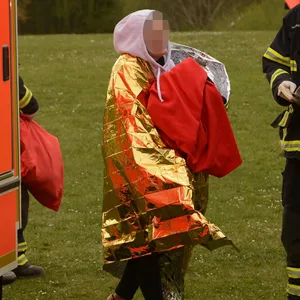 Feuerwehr retten Frauchen und Hund aus Öjendorfer See