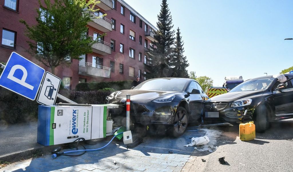 Ein Volvo-Fahrer ist in Glinde in einen parkenden Tesla gekracht.