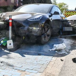 Ein Volvo-Fahrer ist in Glinde in einen parkenden Tesla gekracht.