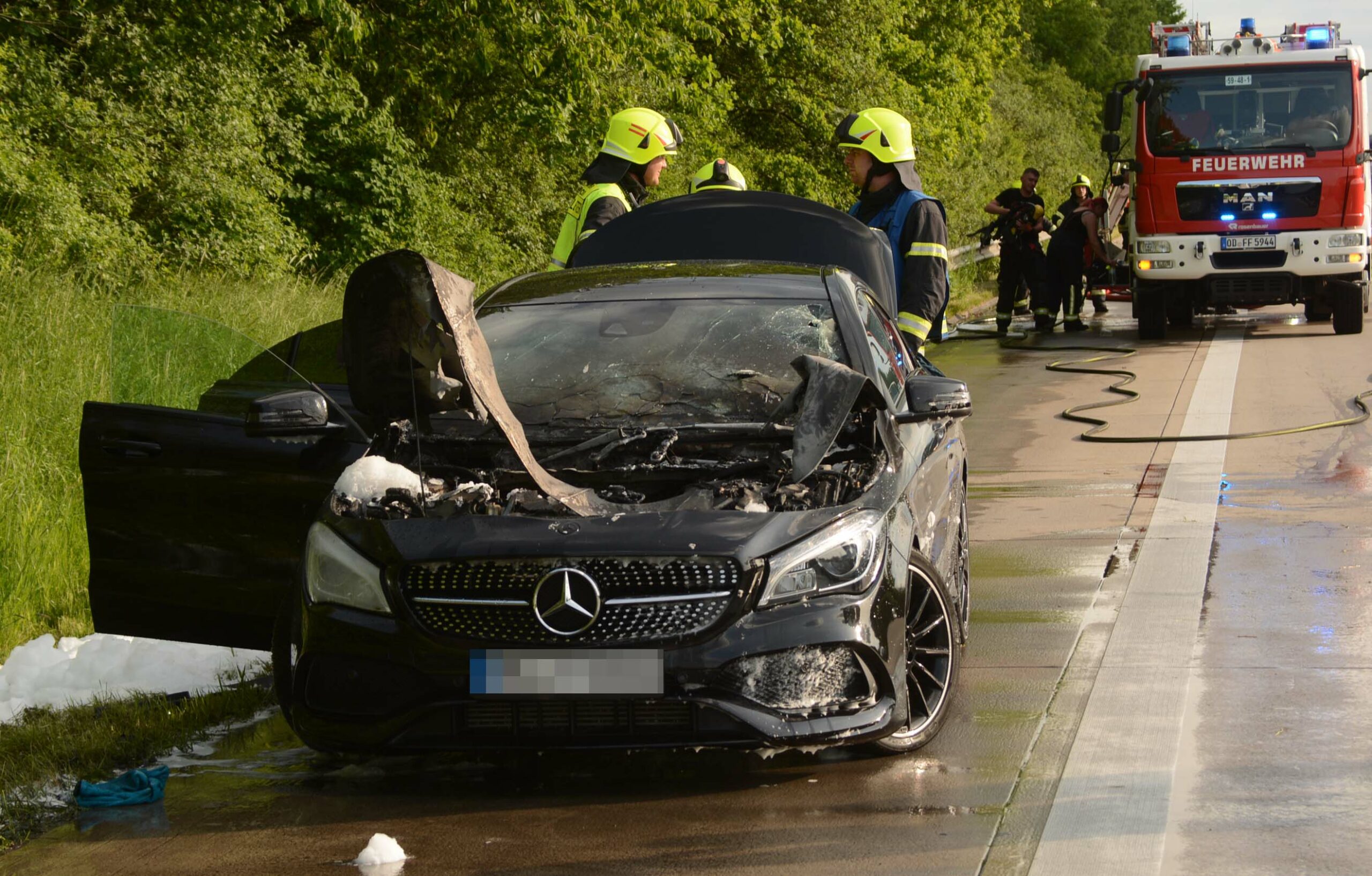 Teurer AMG Mercedes geht auf Autobahn bei Hambrg in Flammen auf