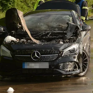 Teurer AMG Mercedes geht auf Autobahn bei Hambrg in Flammen auf