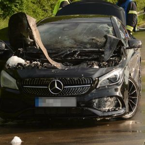 Teurer AMG Mercedes geht auf Autobahn bei Hambrg in Flammen auf