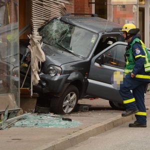 Die Unfallstelle in Lauenburg: Der Suzuki krachte in ein Gebäude.