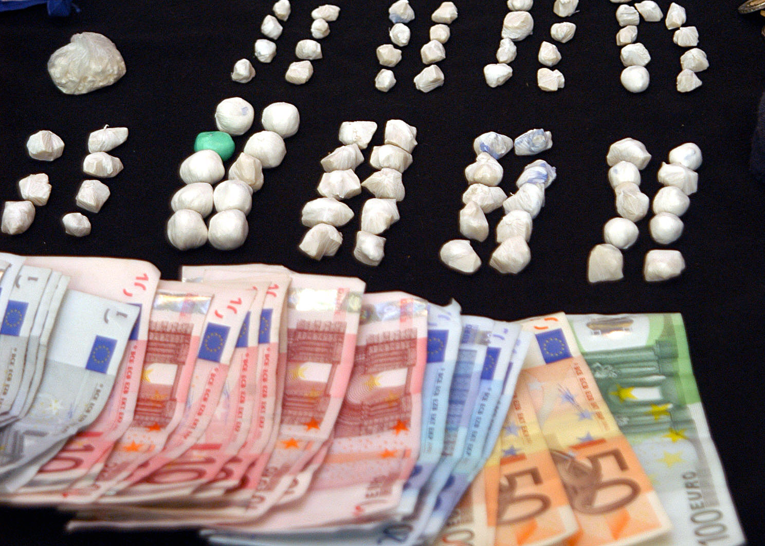 Dealer in Hamburg gefasst – Polizei stellt mehr als 140.000 Euro und Drogen sicher