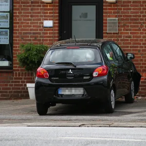 Ein Polizist begutachtet das Auto des Rentners.