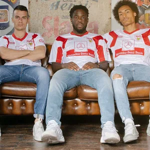Spieler des VfB Stuttgart werben für das neue Sondertrikot.