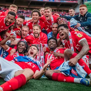 Die Mannschaft von Nottingham Forrest jubelt gemeinsam über den Aufstieg.