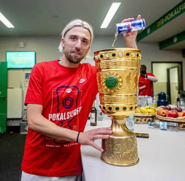 Kevin Kampl kippt Red Bull in die DFB-Pokal-Trophäe