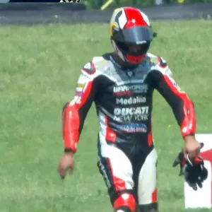 Danilo Petrucci verlässt nach seinem Sturz die Rennstrecke