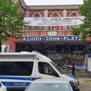 Das Transparent an der Flora mit der Adresse der Polizistin wurde auch über Twitter verbreitet.