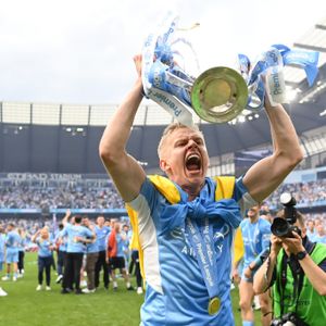 Oleksandr Zinchenko mit Premier-League-Pokal