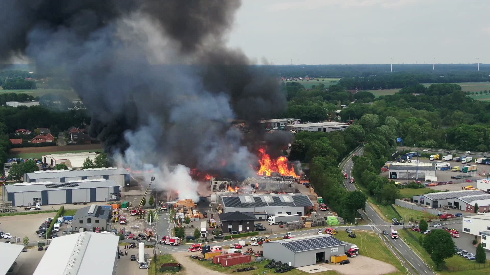 Großeinsatz bei einem Brand in einer Palettenfabrik im niedersächsischen Bakum.