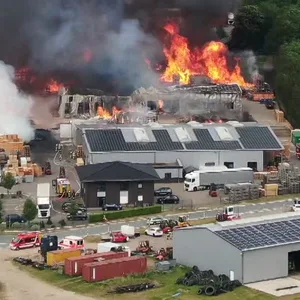 Großeinsatz bei einem Brand in einer Palettenfabrik im niedersächsischen Bakum.