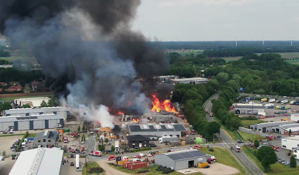 Großeinsatz bei einem Brand in einer Palettenfabrik im niedersächsischen Bakum.