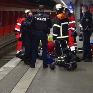 Senior stürzt in Hammerbrook ins Gleisbett – Feuerwehr rettet ihn