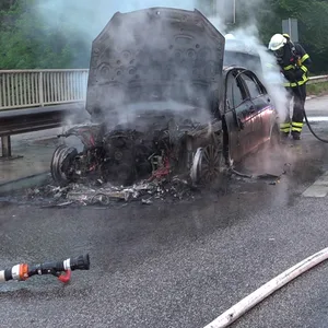 Ein mit zwei Personen besetzter Pkw ist am Mittwochabend auf der Bremer Straße ausgebrannt.