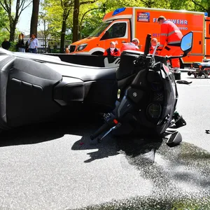 In Hausbruch hat ein Autofahrer einen Motorradfahrer angefahren.