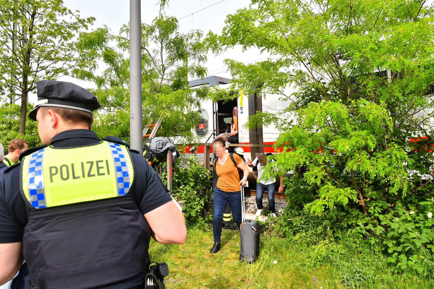 Polizei und Feuerwehr waren im Einsatz, um die rund 400 Fahrgäste aus dem Zug zu evakuieren.