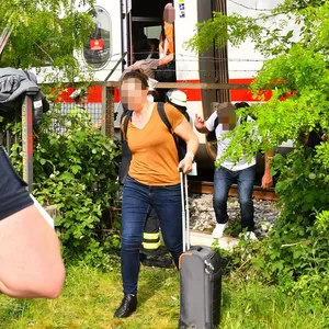 Polizei und Feuerwehr waren im Einsatz, um die rund 400 Fahrgäste aus dem Zug zu evakuieren.