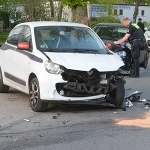 Polizisten und Feuerwehrkräfte am Einsatzort in Hamburg-Rahlstedt.