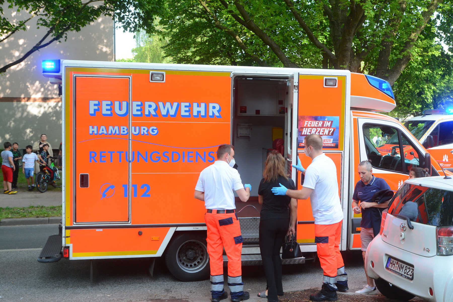 Küchenbrand in Hochhaus in Hamburg – Feuerwehr rettet acht Bewohner
