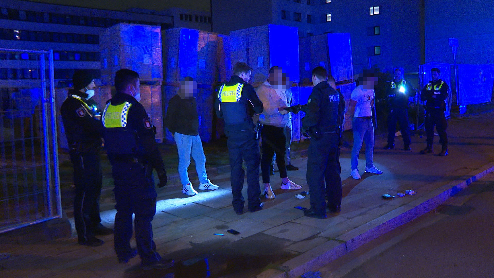Die Polizeikräfte kontrollieren die Insassen eines Wagens, der angeblich beschossen wurde.