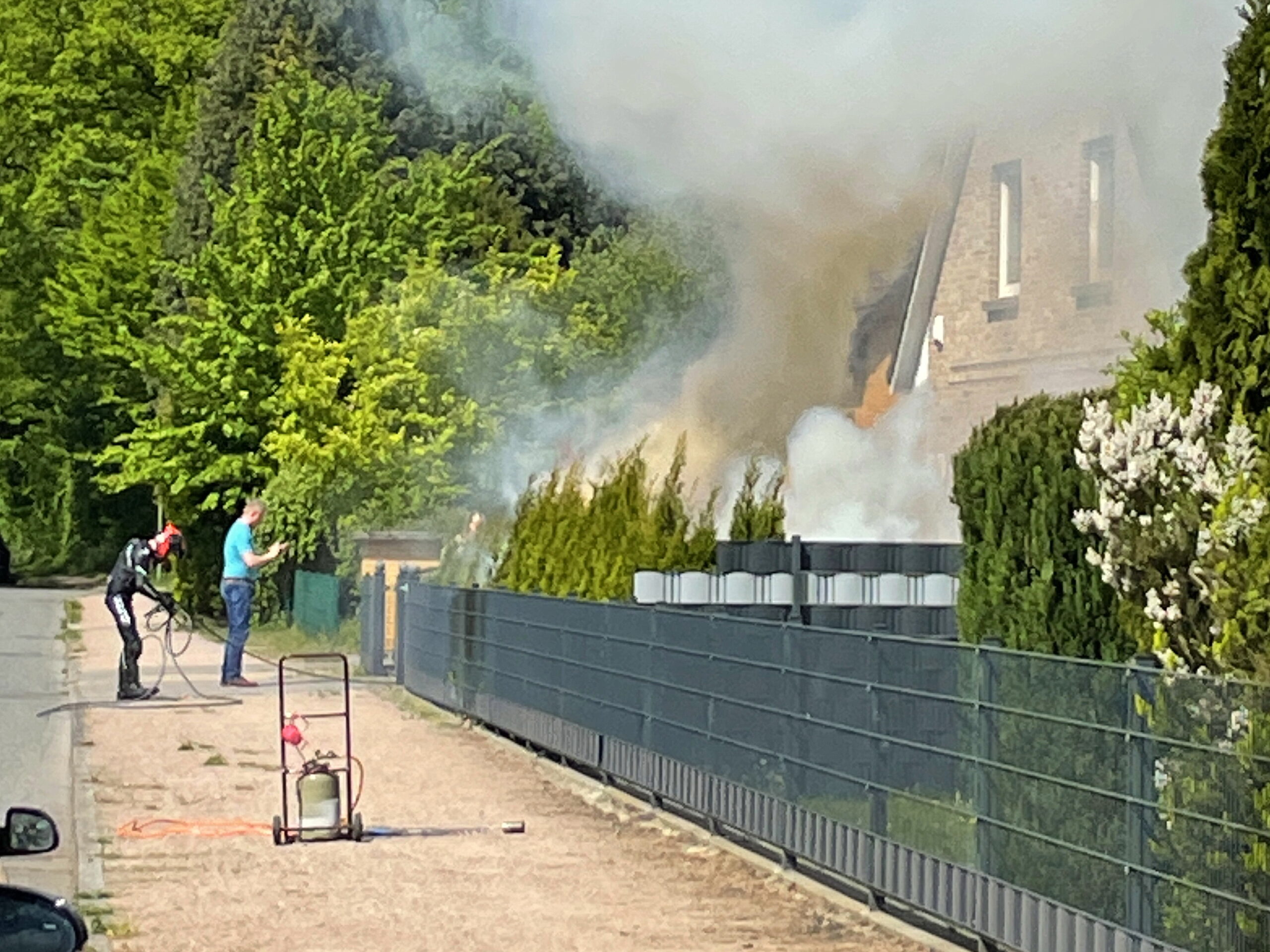 In Langenhorn hat am Samstag eine Hecke Feuer gefangen.