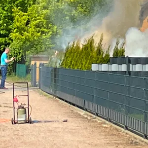 In Langenhorn hat am Samstag eine Hecke Feuer gefangen.