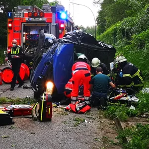 Feuerwehrmänner begutachten den Unfallwagen.